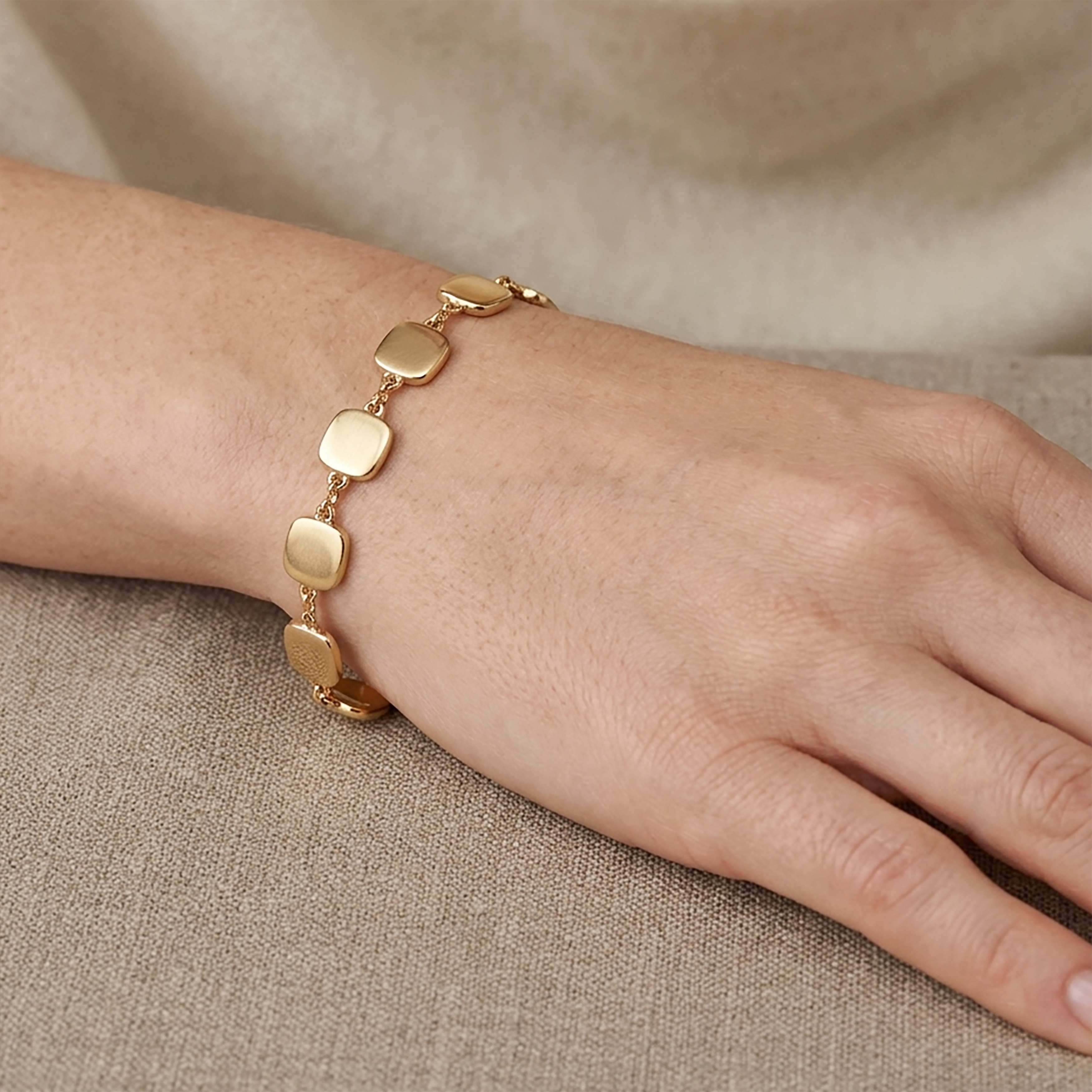 Elegant Chain Style Bracelet in 14K Gold