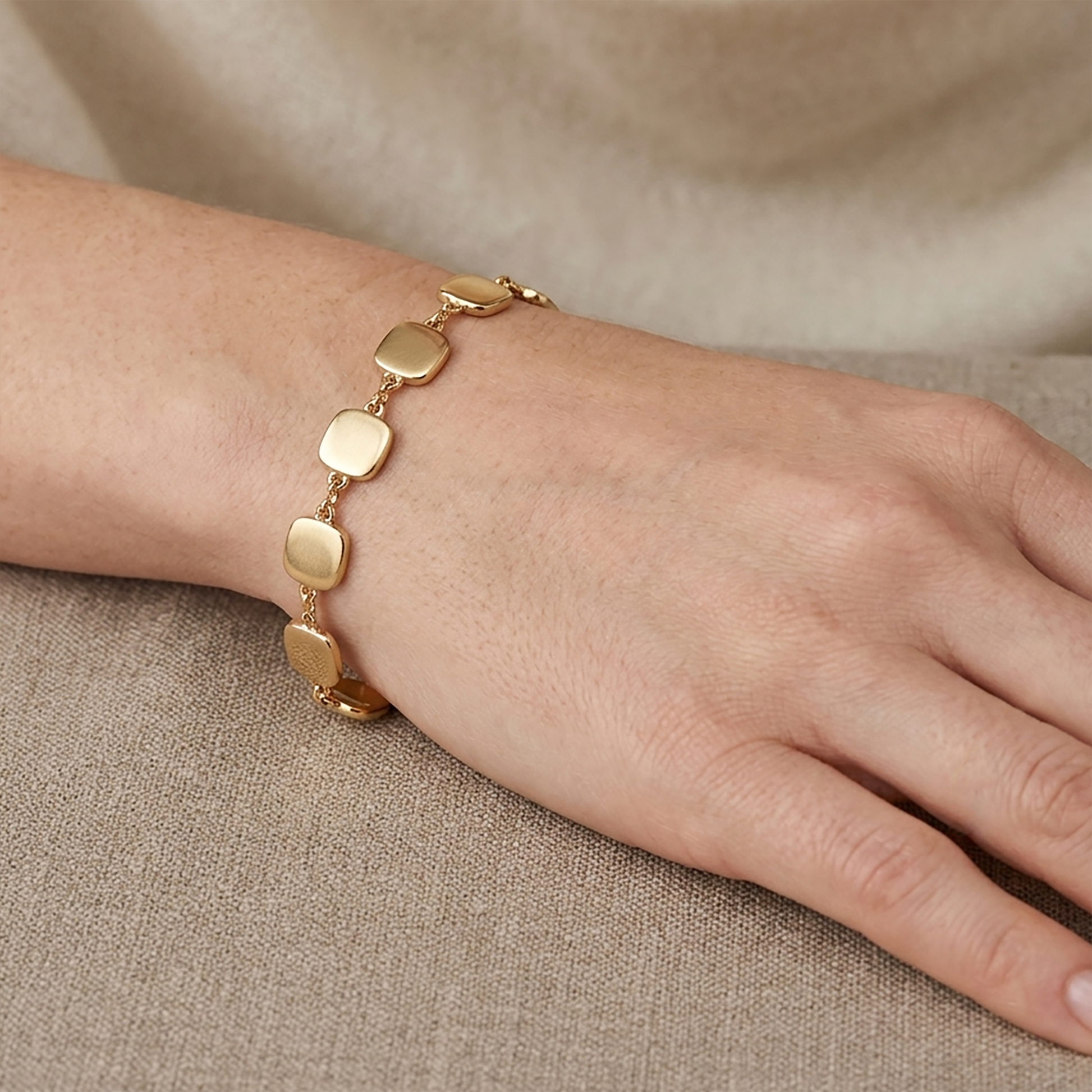 Elegant Chain Style Bracelet in 14K Gold
