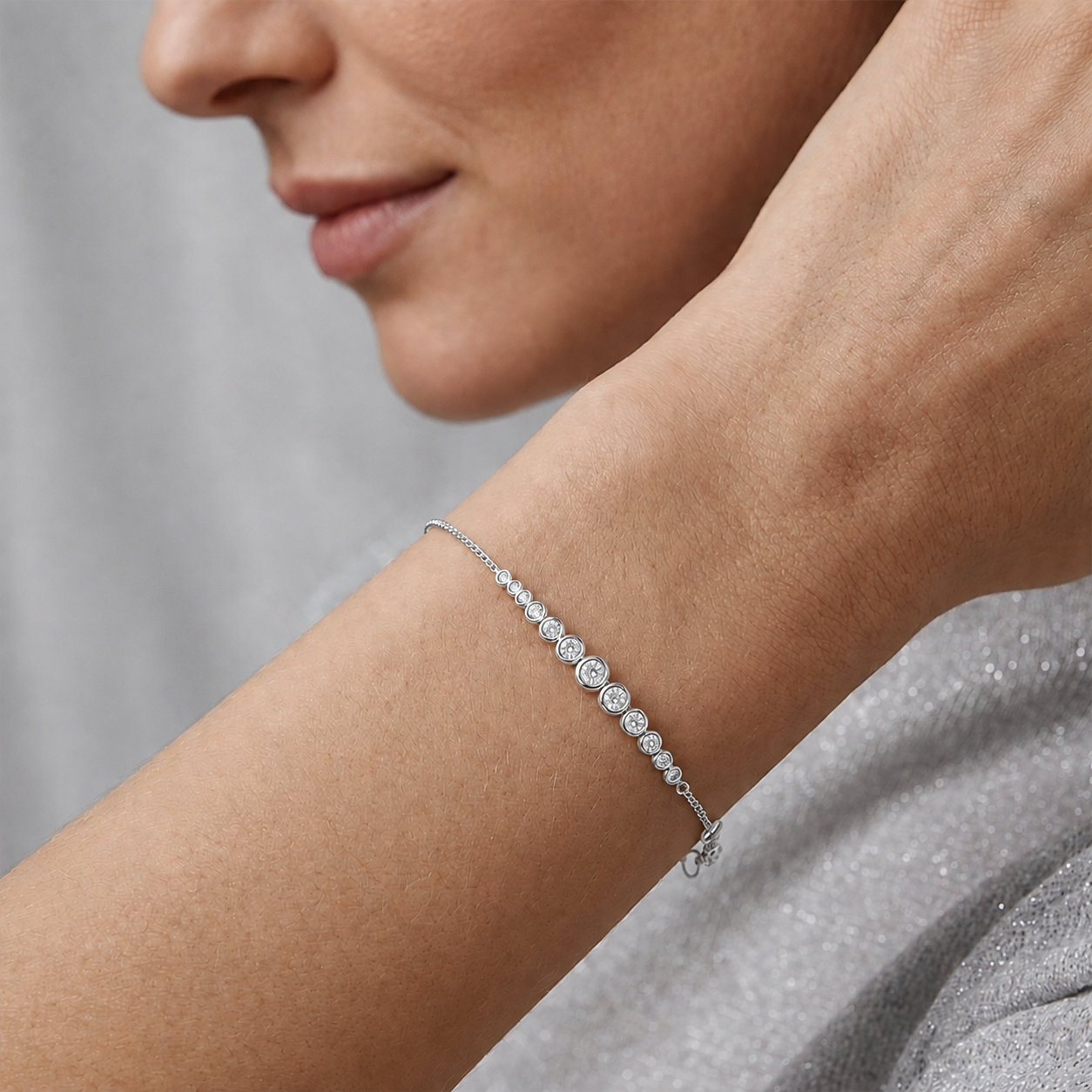 Graduating Bezel Diamond Bracelet in 14K Gold