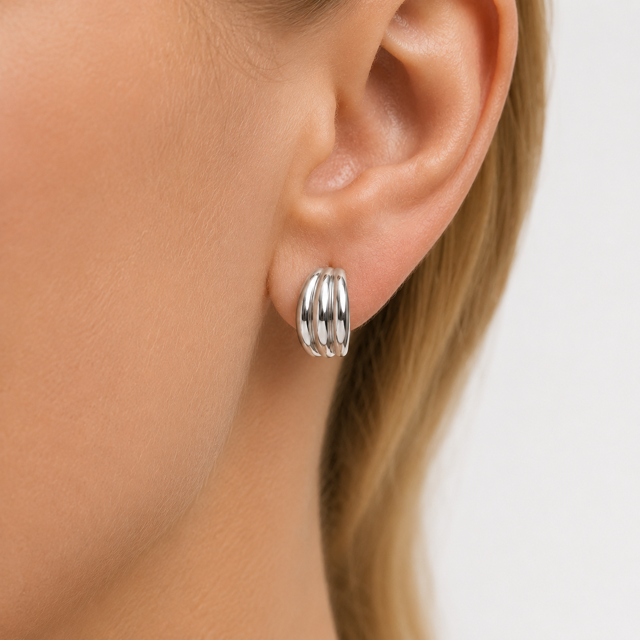 Ribbed Huggie Hoop Earrings in 14K Gold